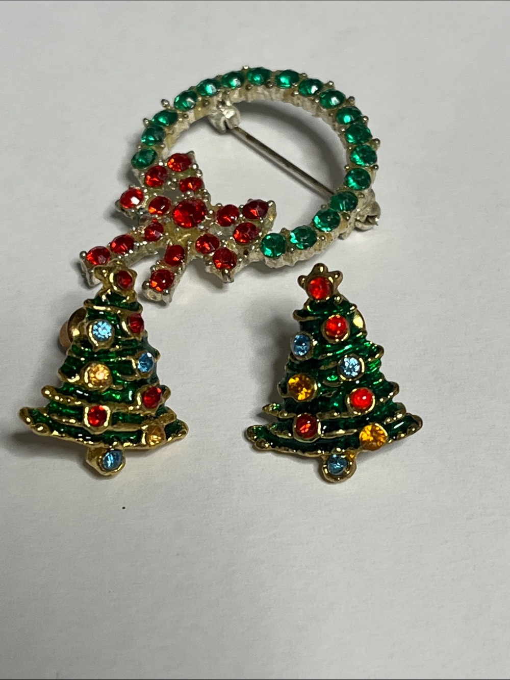 Festive VTG Holiday Crystal Christmas Tree Earrings & Wreath Brooch Pin Set